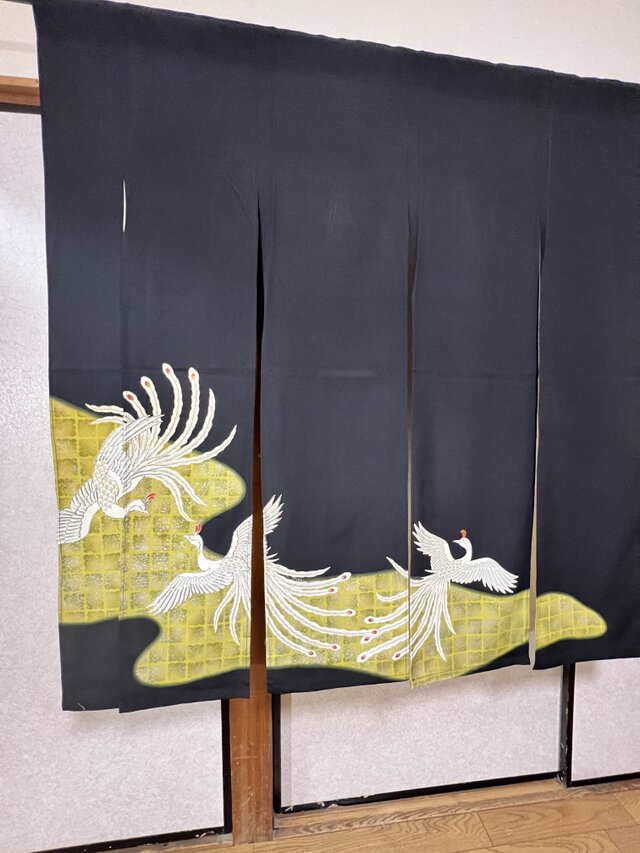 113/101,着物リメイクーのれん、鳳凰、刺繍加工、！ 鳳凰、着物リメイク暖簾、横122–丈〜125! | iichi 日々の暮らし
