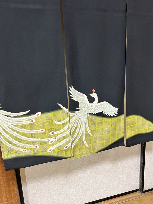 113/101,着物リメイクーのれん、鳳凰、刺繍加工、！ 鳳凰、着物リメイク暖簾、横122–丈〜125! | iichi 日々の暮らし