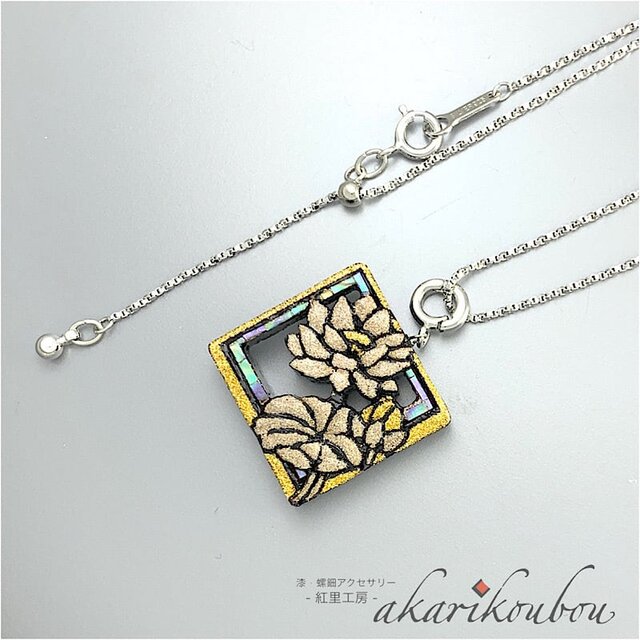 蒔絵ペンダント 純金蒔絵 銀蒔絵 睡蓮 角型 螺鈿 漆アクセサリー：金沢