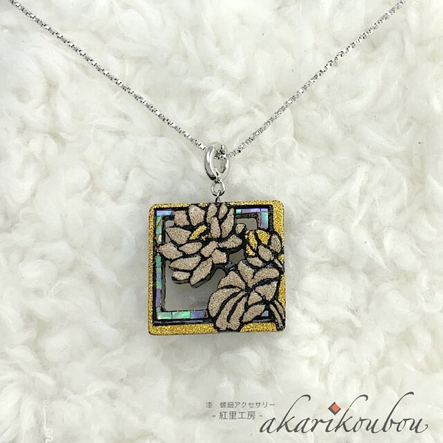 蒔絵ペンダント 純金蒔絵 銀蒔絵 睡蓮 角型 螺鈿 漆アクセサリー：金沢