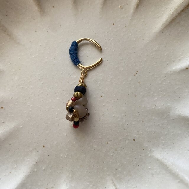 粒々ビーズと刺し子糸のイヤカフ・赤系