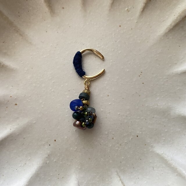 粒々ビーズと藍染め糸のイヤカフ・青系