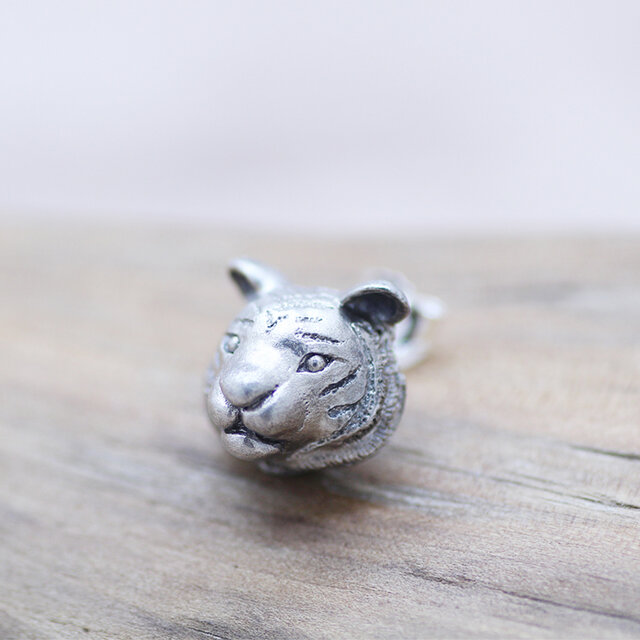 トラのシルバーピアス/阿吽のトラ（片耳）