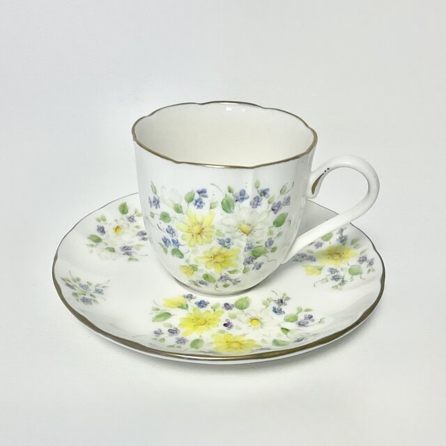 デイジーと野の花の、手描きのティーカップ