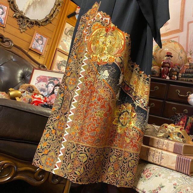 黒留袖 着物 リメイク ワンピース セミロングドレス 和洋折衷 洗える 化繊 ハンドメイド レトロ 古着 金彩の菊×笹が映える橙～朱グラデ TKW-86 黒留袖 着物 リメイク ワンピース セミロングドレス 和洋折衷 洗える