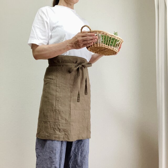 肌馴染みの良いふっくらととろむ厚みのカフェエプロン　ベルギーリネン２５番手　モカ