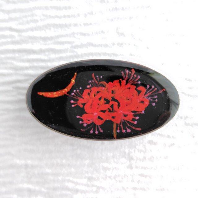 彼岸花と銀朱の月＊手描きレジンの帯留め