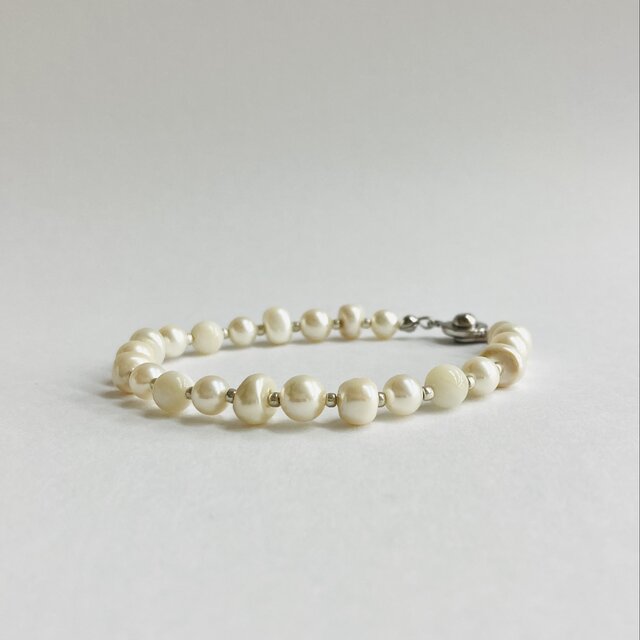 貝パールとビーズのmixブレスレット/約6x7mm約19cm/クリームツートン/日本製