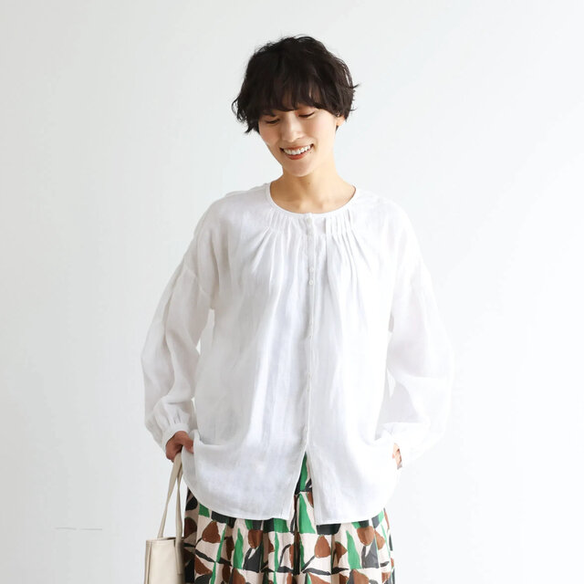 シンプルコーデに立体感と華やぎを添える一枚 フランチリネン 100％　長袖ブラウス　ホワイト　250815-1