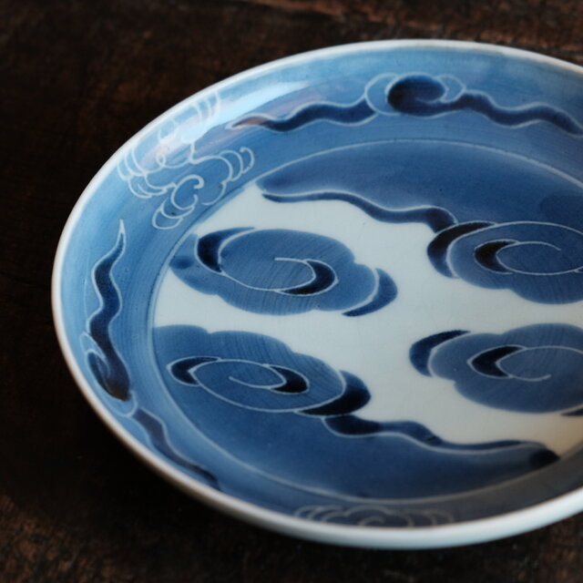 芸術的な雲の絵付け◇伊万里 染付中皿 骨董・antiques 器 丁寧な