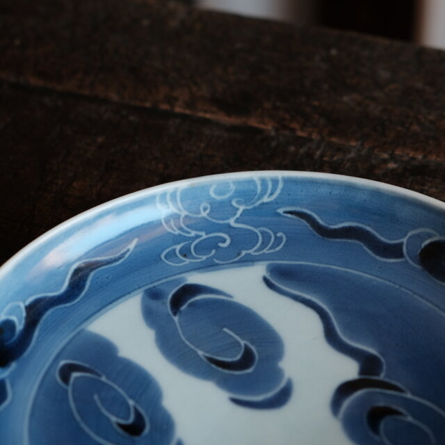 芸術的な雲の絵付け◇伊万里 染付中皿 骨董・antiques 器 丁寧な