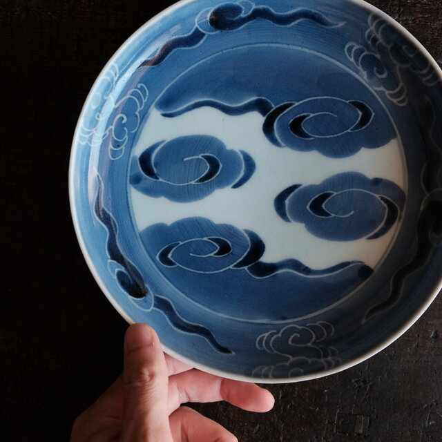 芸術的な雲の絵付け◇伊万里 染付中皿 骨董・antiques 器 丁寧な