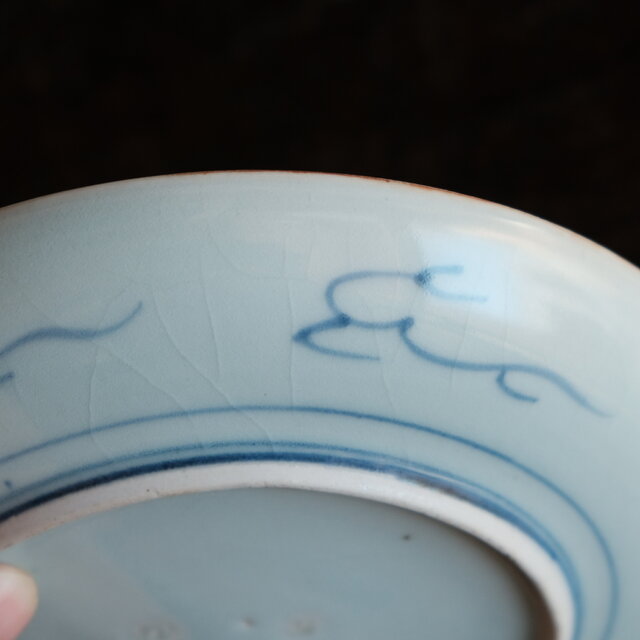 古伊万里江戸明治初期焼き中皿骨董品レア物 青い風景と鶏の絵柄の陶器皿 青と白のコントラスト◇草花の絵付け。伊万里 染付陽刻膾皿 器