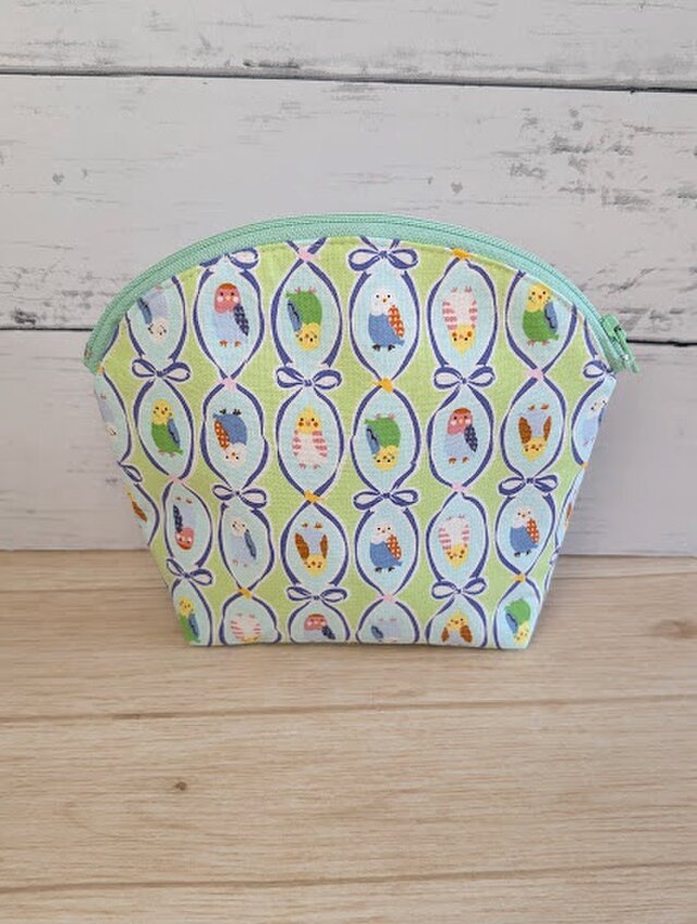 インコがいっぱいのまあるいお屋根のポーチ