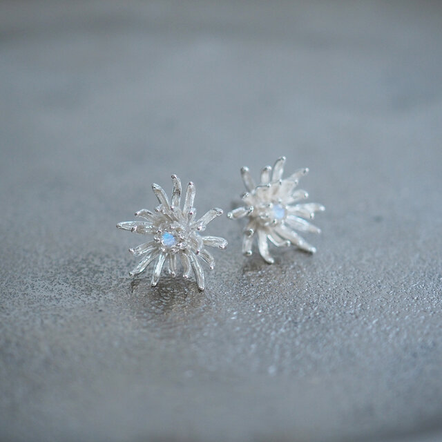 夜月の菊 *〜菊と月長石のピアス〜* (silver×Blue Moonstone) | iichi