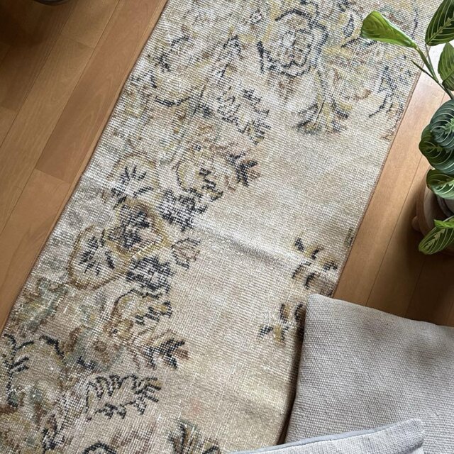 64×198 淡いグレージュ　白い花　ロングランナーラグ　トルコヴィンテージラグ 64×198 淡いグレージュ白い花ロングランナーラグトルコ