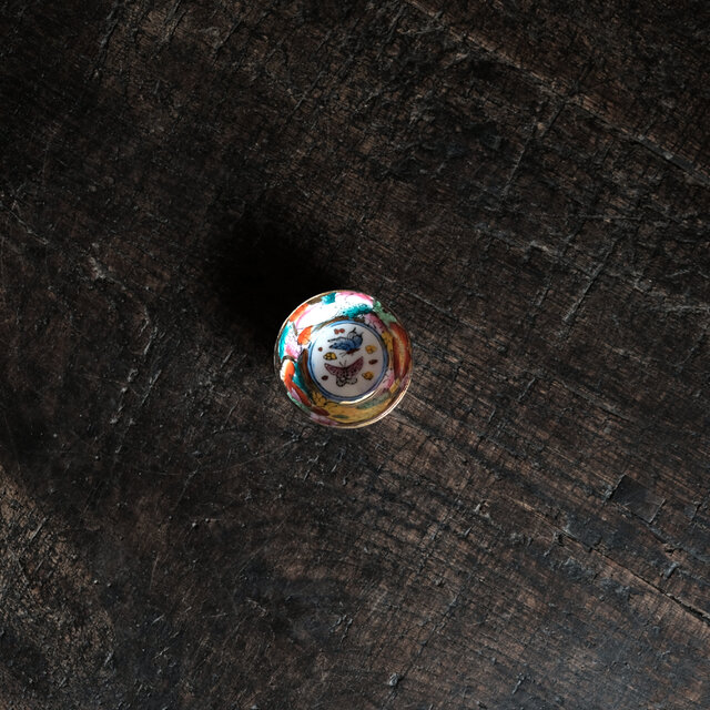 見込みに蝶々◆花や果実。中国景徳鎮　色絵金彩小ぶり猪口　茶杯　カラフル　チャイナレトロ　シノワズリ　工芸品