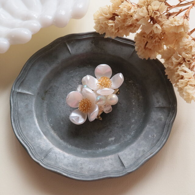 クリップ付き花水木のブローチ（ホワイト）
