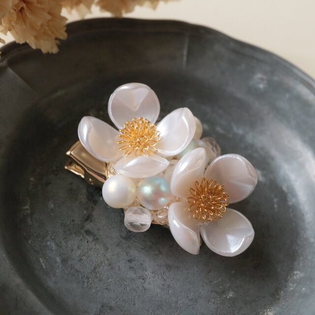 René 花モチーフ ブローチ クリスタル付き René 花モチーフ