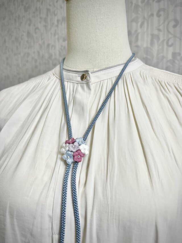 花束のループタイ:冬の香り