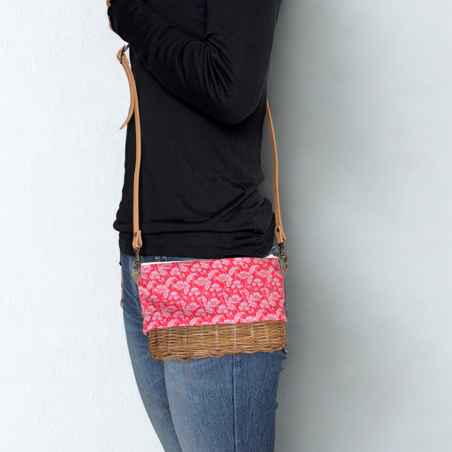 ラタンのサコッシュ【赤い花】　自然素材を手編みで編んだバッグ。携帯ホルダーにも。軽量ポシェット