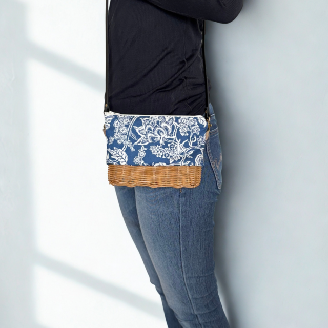 ラタンのサコッシュ【青い花】　手作りの籐籠/自然素材の手編みカゴバッグ/大人カジュアル/お散歩バッグ