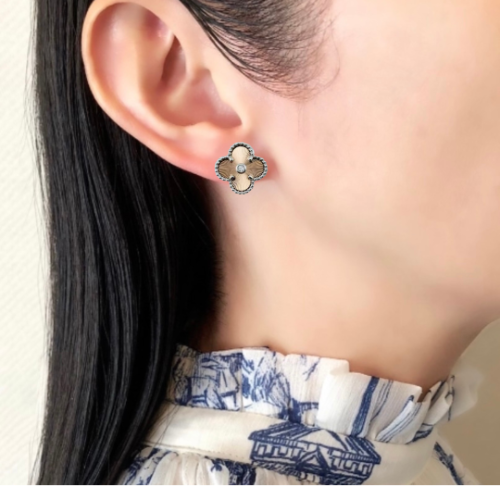 高品質 クローバー ピアス マザーオブパール YG 幸せのクローバーピアス 15mm（グレーマザーオブパール）【高品質