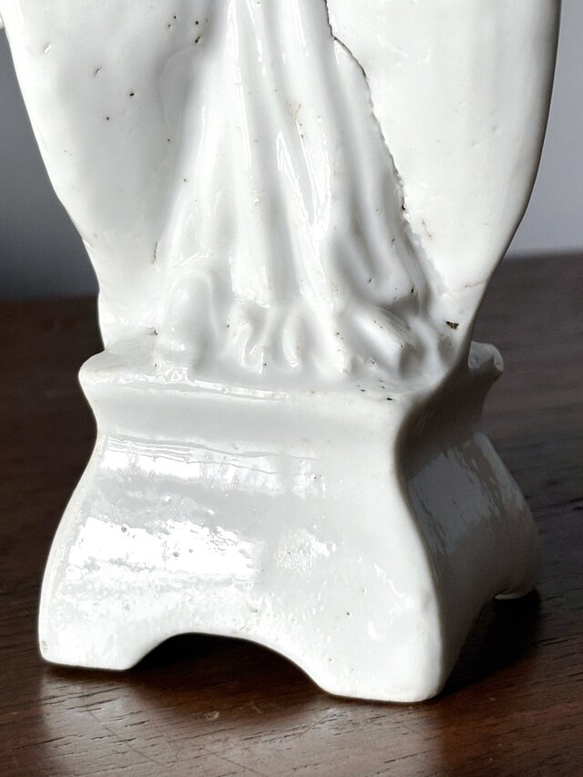 白磁 天使 ベニティエ 黒髪 h14cm フランス アンティーク 黒 0501914