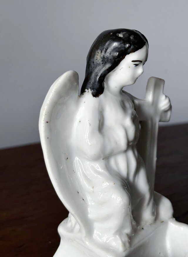 白磁 天使 ベニティエ 黒髪 h14cm フランス アンティーク 黒 0501914