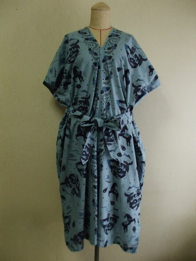 綿麻素材 水色地×女の子＆馬柄 両Vネックフレンチスリーブ 太ベルト付きワンピース フリーサイズ