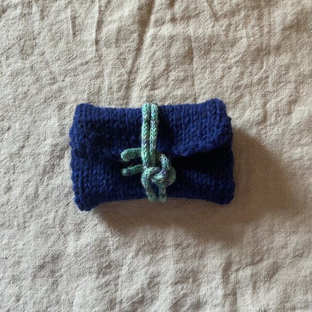 紐で巻いてとめる。ニットポーチ　no232