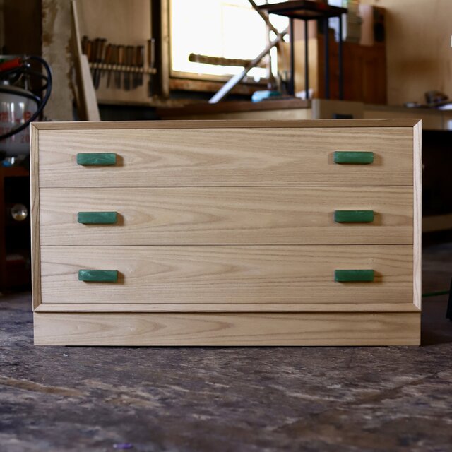 《送料設置無料》モダン総桐箪笥3段 レジン取手