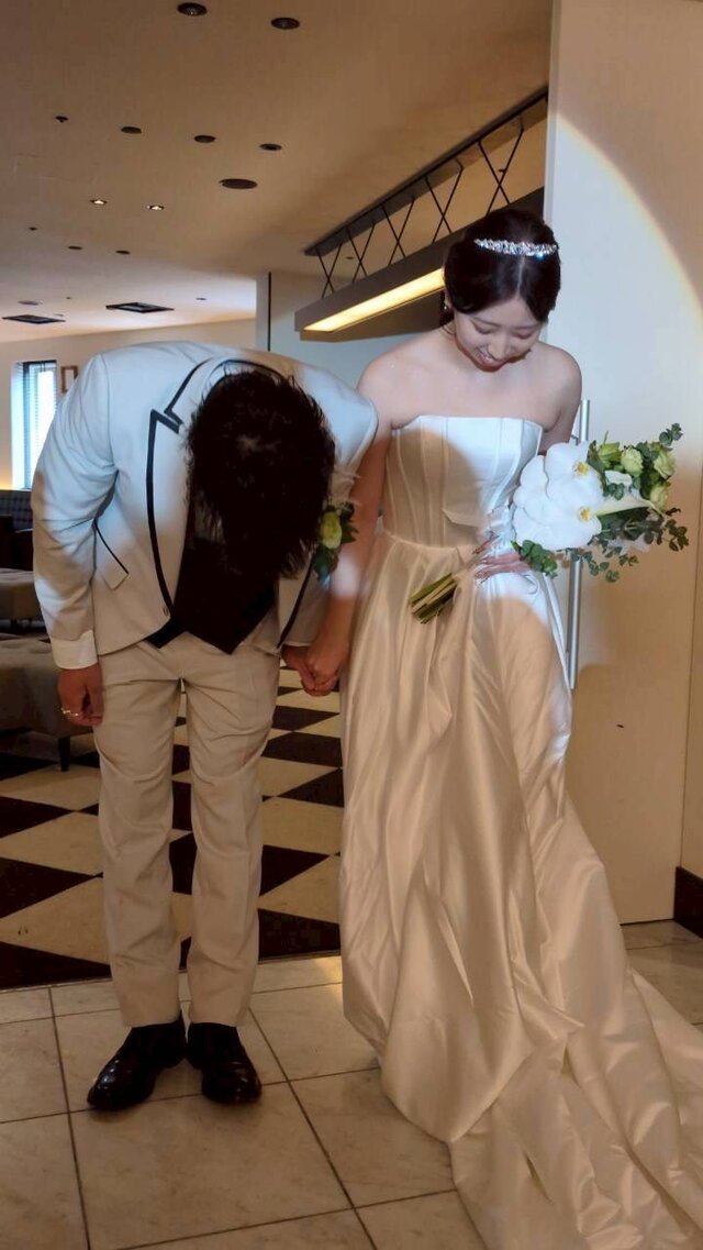 実例写真！ウェディングドレス ベアトップ 光沢サテン ロングトレーン