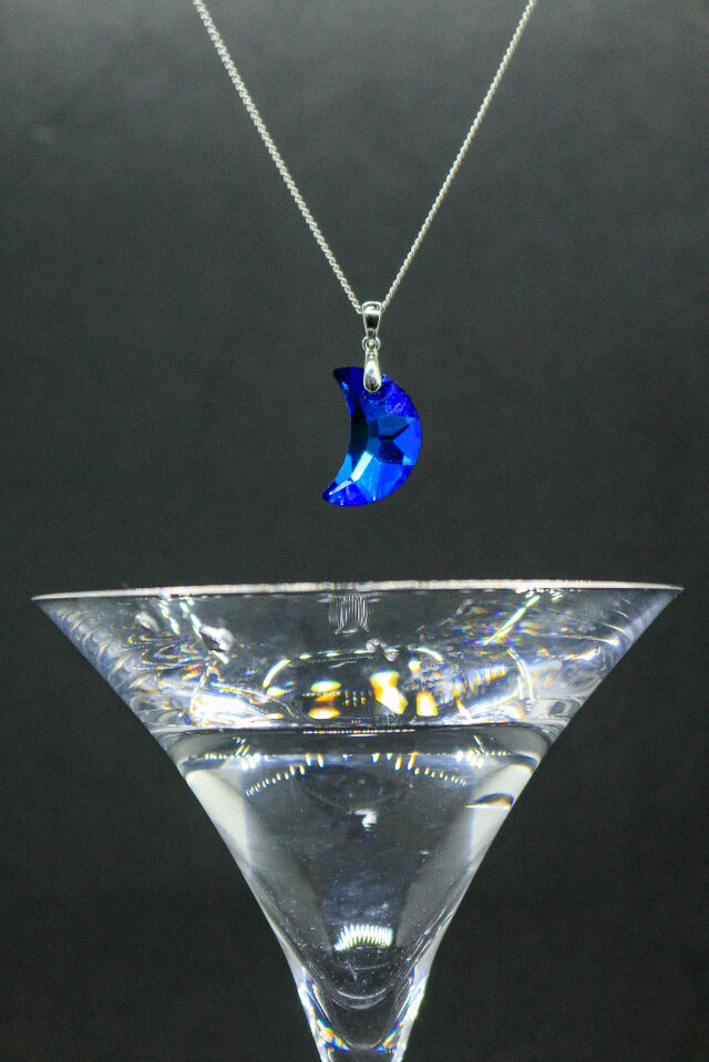 青の境界】クリスタルガラスのBlue Moonネックレス 金具の色が選べます