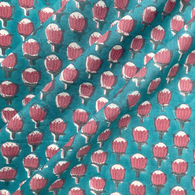 インド ブロックプリント生地 [50cm単位切売] Sanganeri ピンクのツボミ on ブルー地 花 IF0340