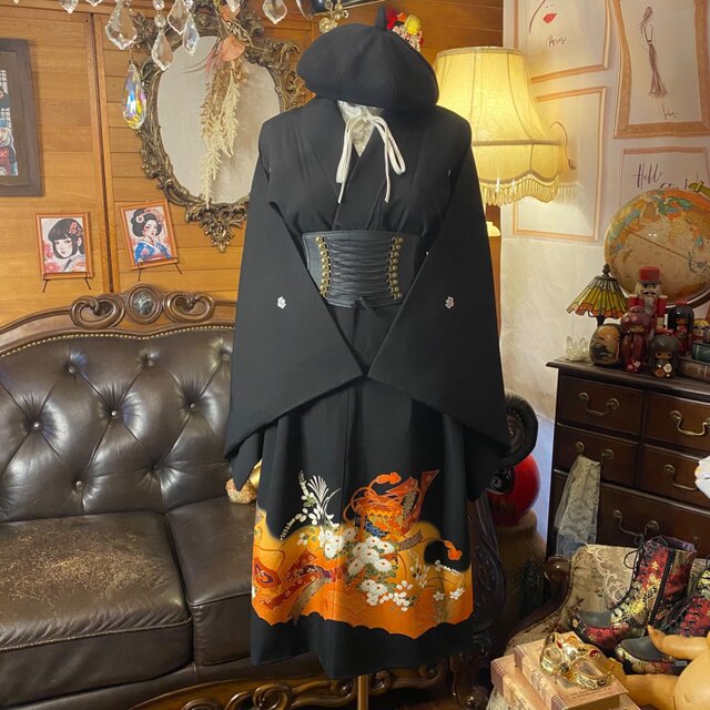 和洋折衷 黒留袖 着物 リメイク ワンピース ドレス 洗える 化繊 ハンドメイド レトロ 古着 橙〜山吹のぼかし雲取りに金彩がとろり。 TKW-70 和洋折衷 黒留袖 着物 リメイク ワンピース ドレス 洗える 化繊 橙