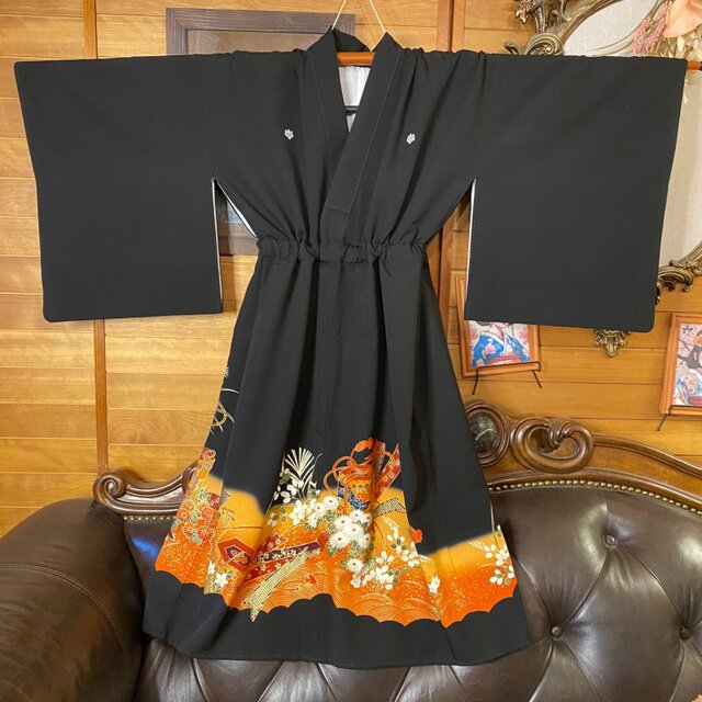 和洋折衷 黒留袖 着物 リメイク ワンピース ドレス 洗える 化繊 ハンドメイド レトロ 古着 橙〜山吹のぼかし雲取りに金彩がとろり。 TKW-70 和洋折衷 黒留袖 着物 リメイク ワンピース ドレス 洗える 化繊 橙