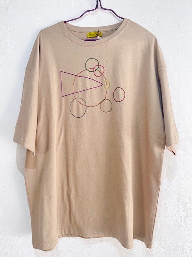 チェーンステッチのまるまる三角刺繍Tシャツ　サンドベージュ　Lサイズ