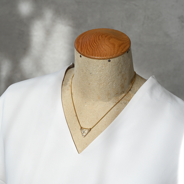 ヴィンテージガラスの透明な花ネックレス［Cトライアングル・ゴールド