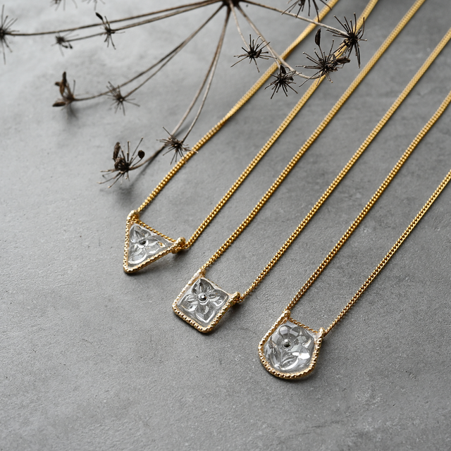 ヴィンテージガラスの透明な花ネックレス［Cトライアングル・ゴールド