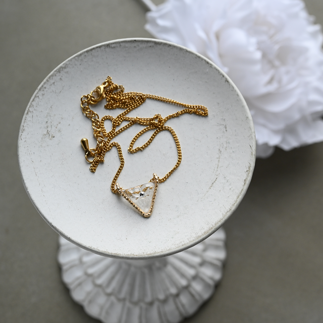 ヴィンテージガラスの透明な花ネックレス［Cトライアングル・ゴールド