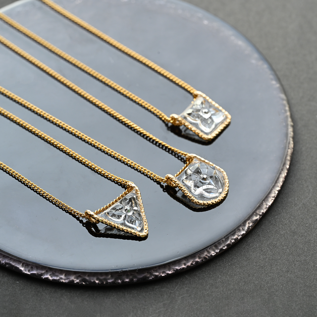 ヴィンテージガラスの透明な花ネックレス［Cトライアングル・ゴールド