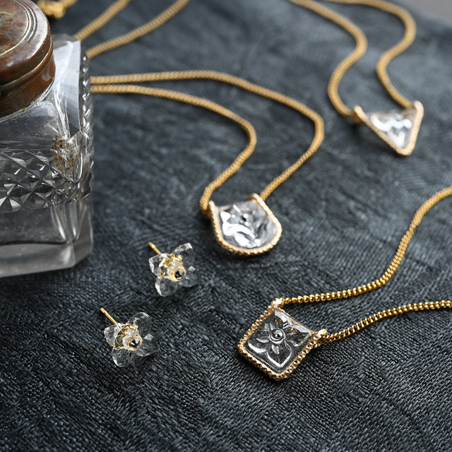 ヴィンテージガラスの透明な花ネックレス［Cトライアングル・ゴールド