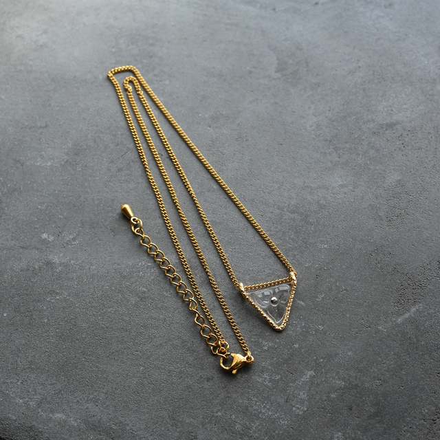 ヴィンテージガラスの透明な花ネックレス［Cトライアングル・ゴールド