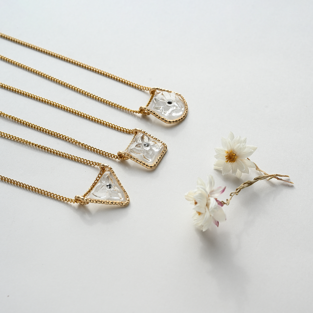 ヴィンテージガラスの透明な花ネックレス［Cトライアングル・ゴールド