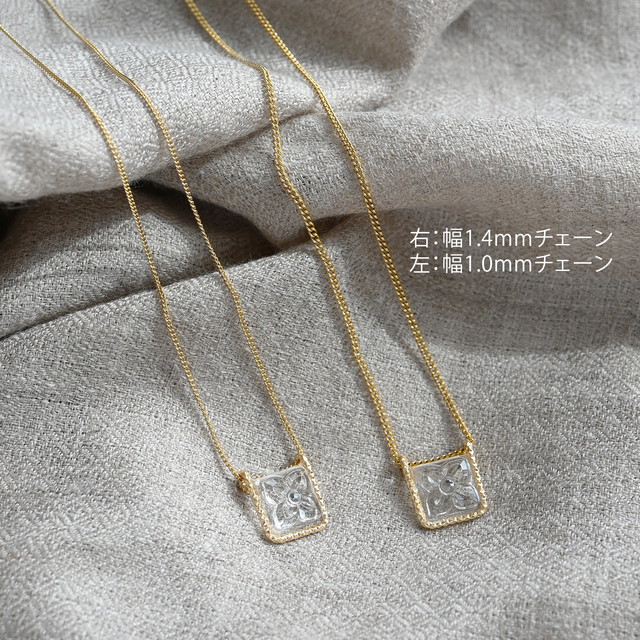 ヴィンテージガラスの透明な花ネックレス［Cトライアングル・ゴールド