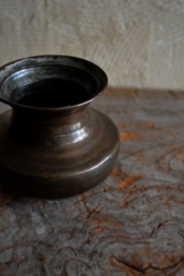 銅製打ち出し 丸壺 フラワーベース 茶こぼし | iichi 日々の