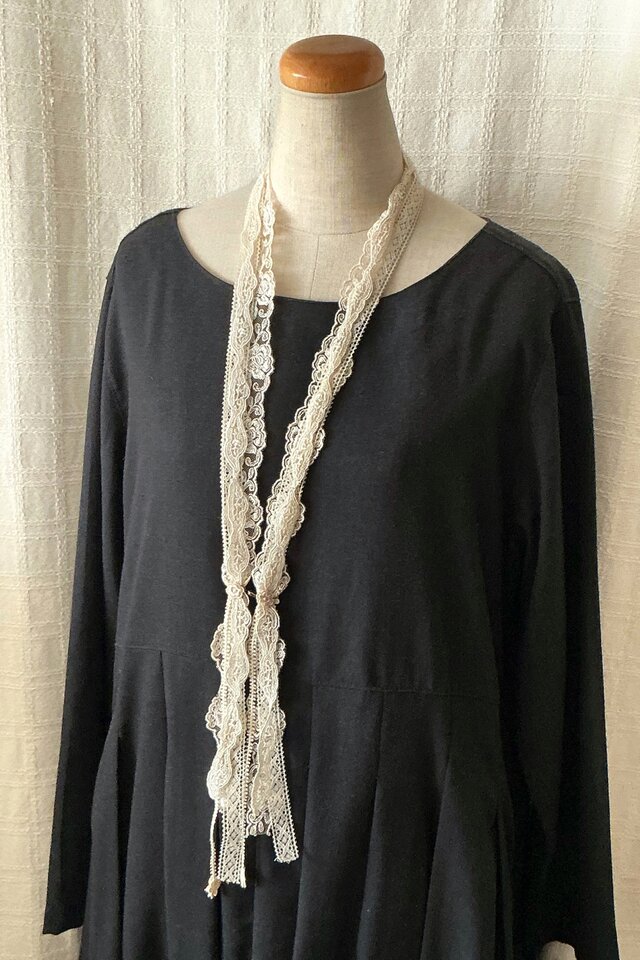 レースのロングネックレス