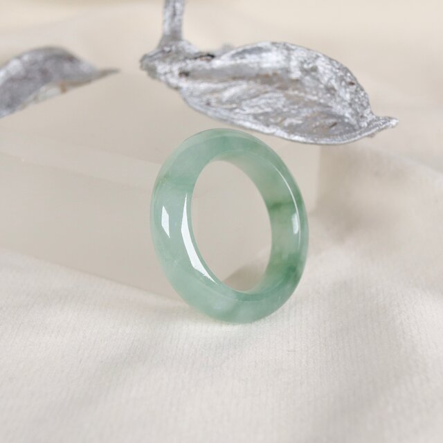 容*音様 レア　天然　無処理　A貨　翡翠 くり抜きリング　手彫り　花 13号 ミャンマー産天然無処理翡翠 花 くりぬき リング 指輪 明緑 ホワイト