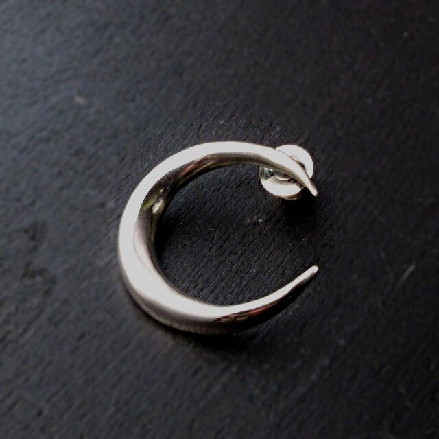 三日月ピンブローチ・シルバー製